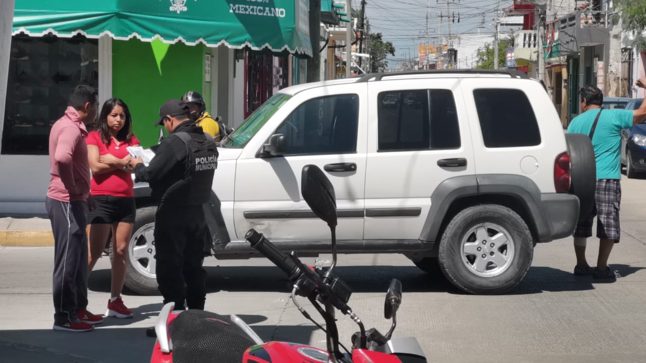 Paramédicos atendieron al policía, quien resultó con golpes y posibles fracturas