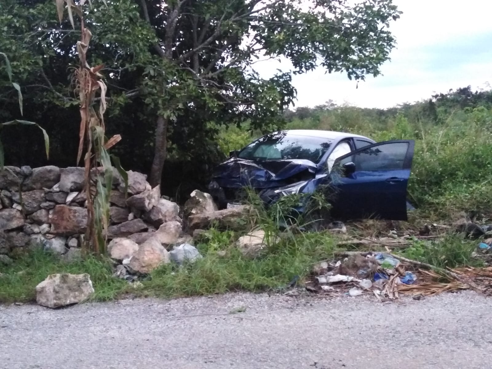 Conductora pierde el control y se sale del periférico en Buctzotz Conductora pierde el control y se sale del periférico en Buctzotz