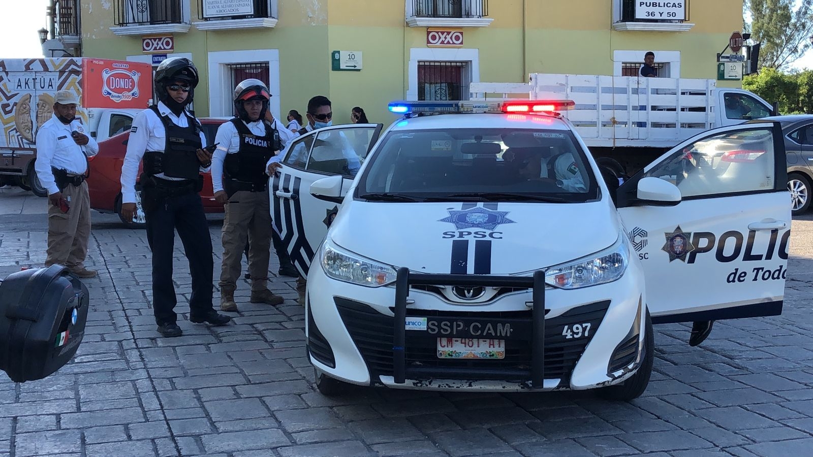 El conductor portaba un arma falsa en el interior de su vehículo El conductor portaba un arma falsa en el interior de su vehículo