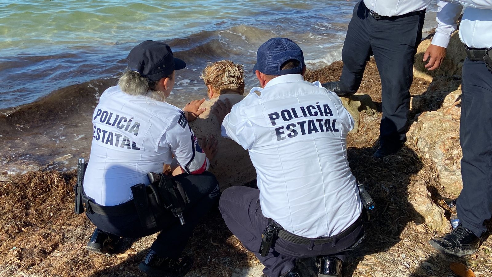 Policías y paramédicos auxiliaron a la mujer Policías y paramédicos auxiliaron a la mujer