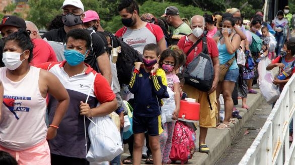 Mexicanos instalan "Tienda gratuita" para venezolanos varados en la frontera Mexicanos instalan "Tienda gratuita" para venezolanos varados en la frontera