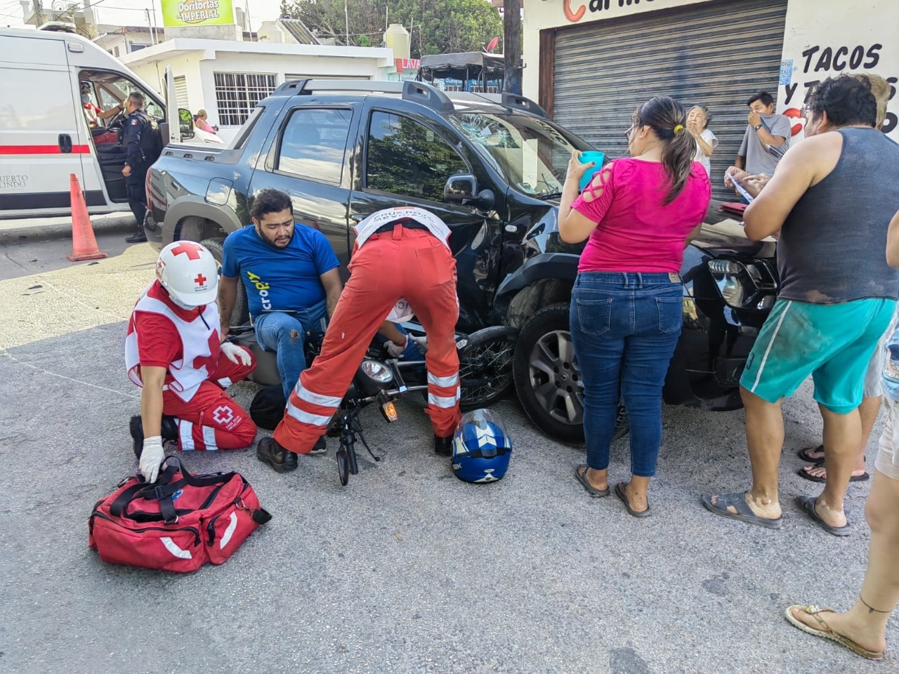La pierna del hombre terminó atorada a un costado de su motocicleta tras el fuerte impacto