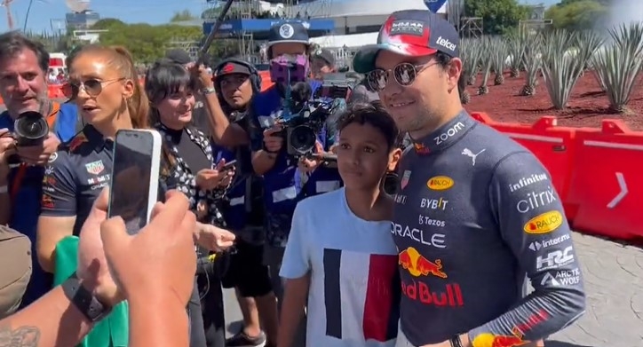 Un niño pudo conocer a Checo Pérez durante el Red Bull Show Run en Guadalajara