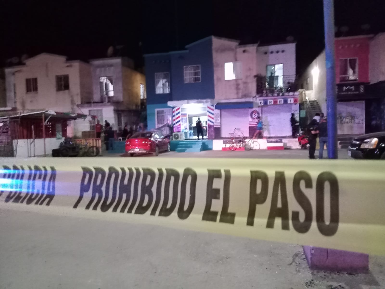 Balean a barbero y clientes en Villas Otoch Paraíso de Cancún Balean a barbero y clientes en Villas Otoch Paraíso de Cancún