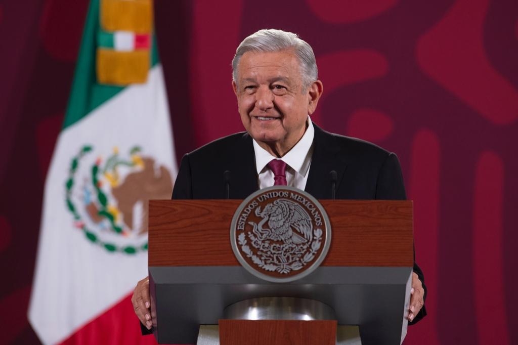 AMLO aprovechó unos minutos de su conferencia para exhibir un video en el que elementos de la Defensa Nacional rescataron a un niño