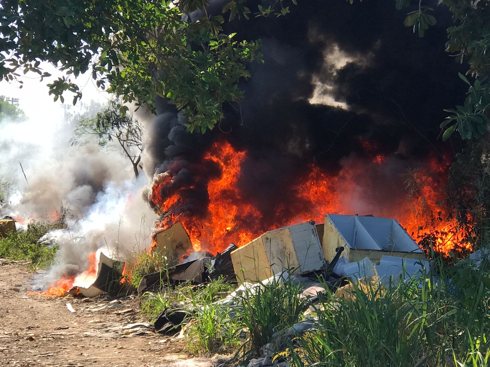 El fuego consumió principalmente refrigeradores