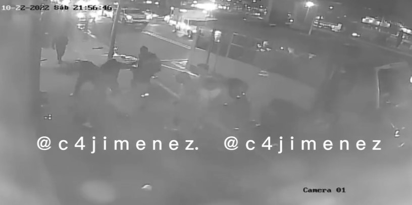 Dos jóvenes fueron golpeados en la calle por seguidores de las Águilas del América Dos jóvenes fueron golpeados en la calle por seguidores de las Águilas del América