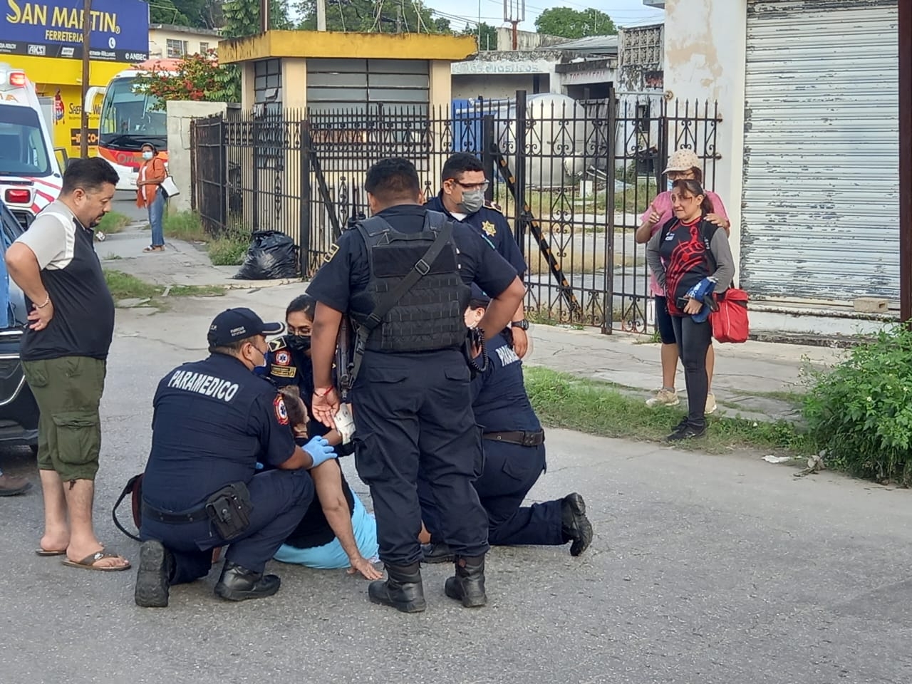 Paramédicos arribaron al lugar para dar atención a la mujer Paramédicos arribaron al lugar para dar atención a la mujer