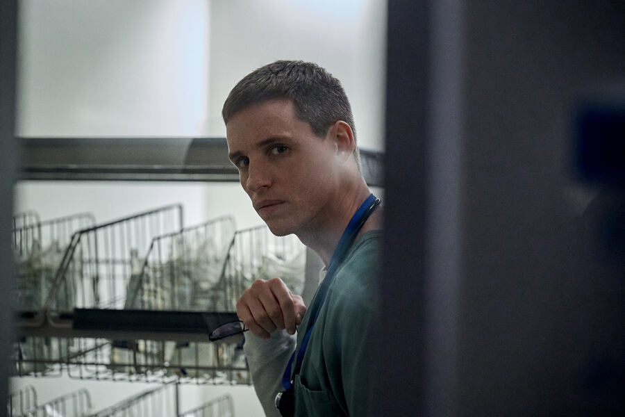 Su modo de operar era en un hospital como enfermero. Foto: Netflix Su modo de operar era en un hospital como enfermero. Foto: Netflix