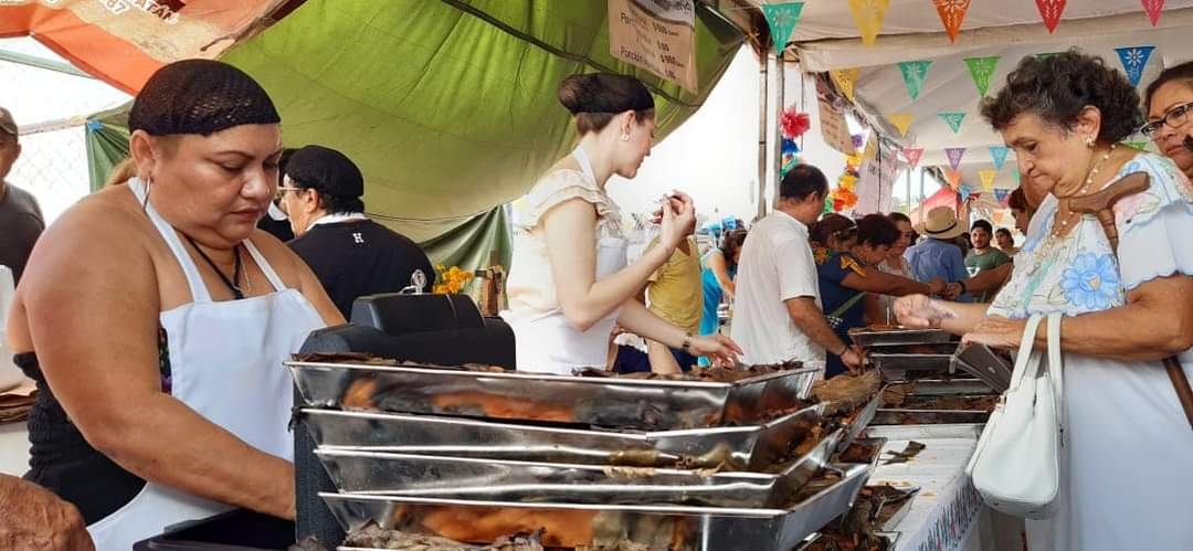 Esta es la quinta edición de la Feria del Mucbipollo en el barrio de San Sebastián