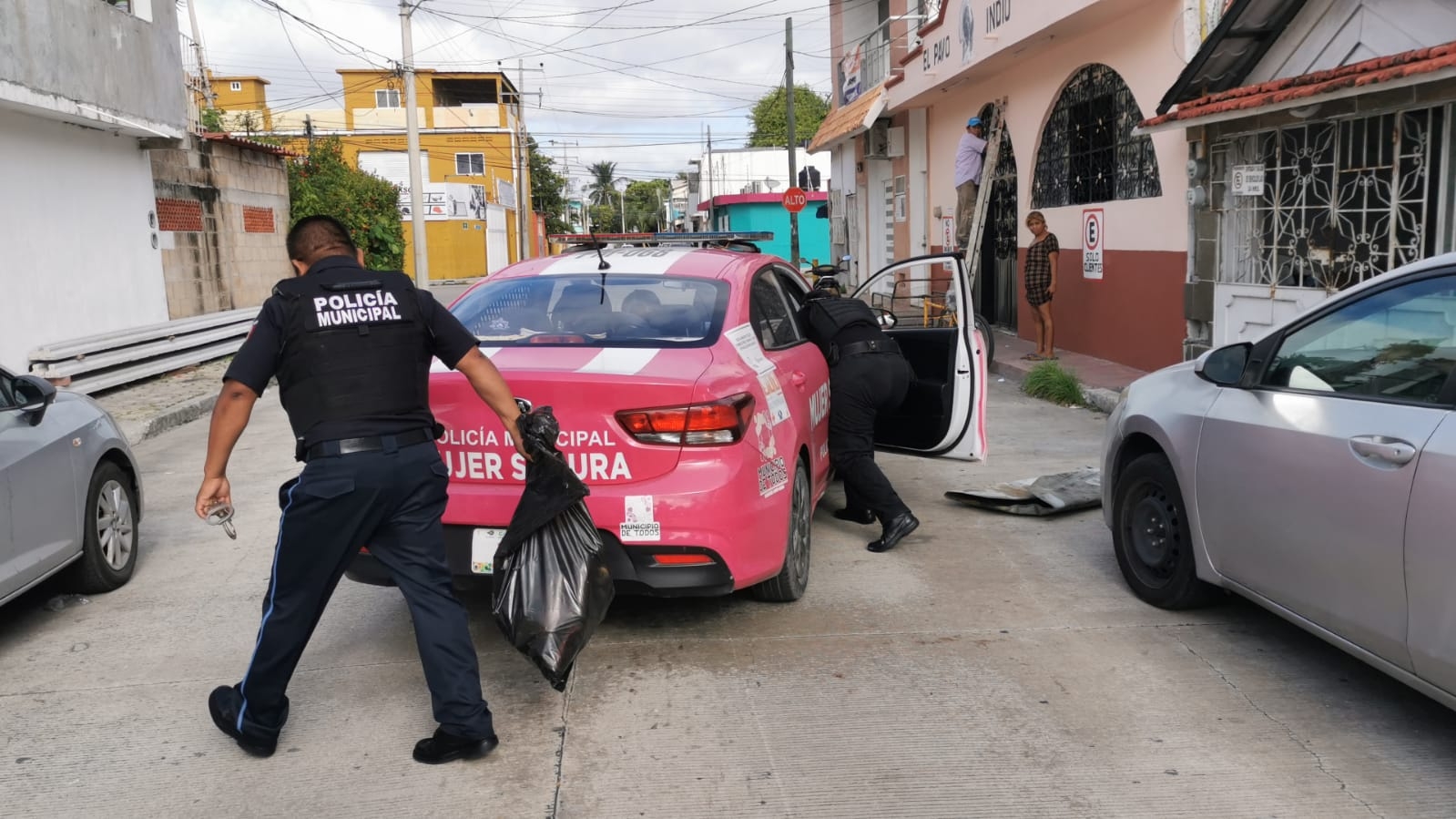 Elementos de la patrulla detuvieron al hombre cuando caminaba con los objetos robados Elementos de la patrulla detuvieron al hombre cuando caminaba con los objetos robados