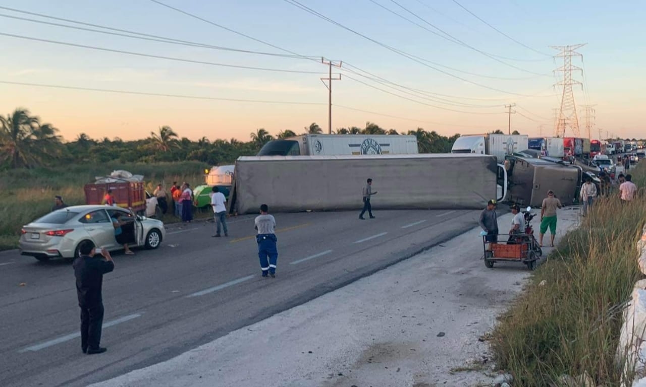 El tráiler bloqueó la carretera Sabancuy-Isla Aguada por un lapso de tres horas El tráiler bloqueó la carretera Sabancuy-Isla Aguada por un lapso de tres horas