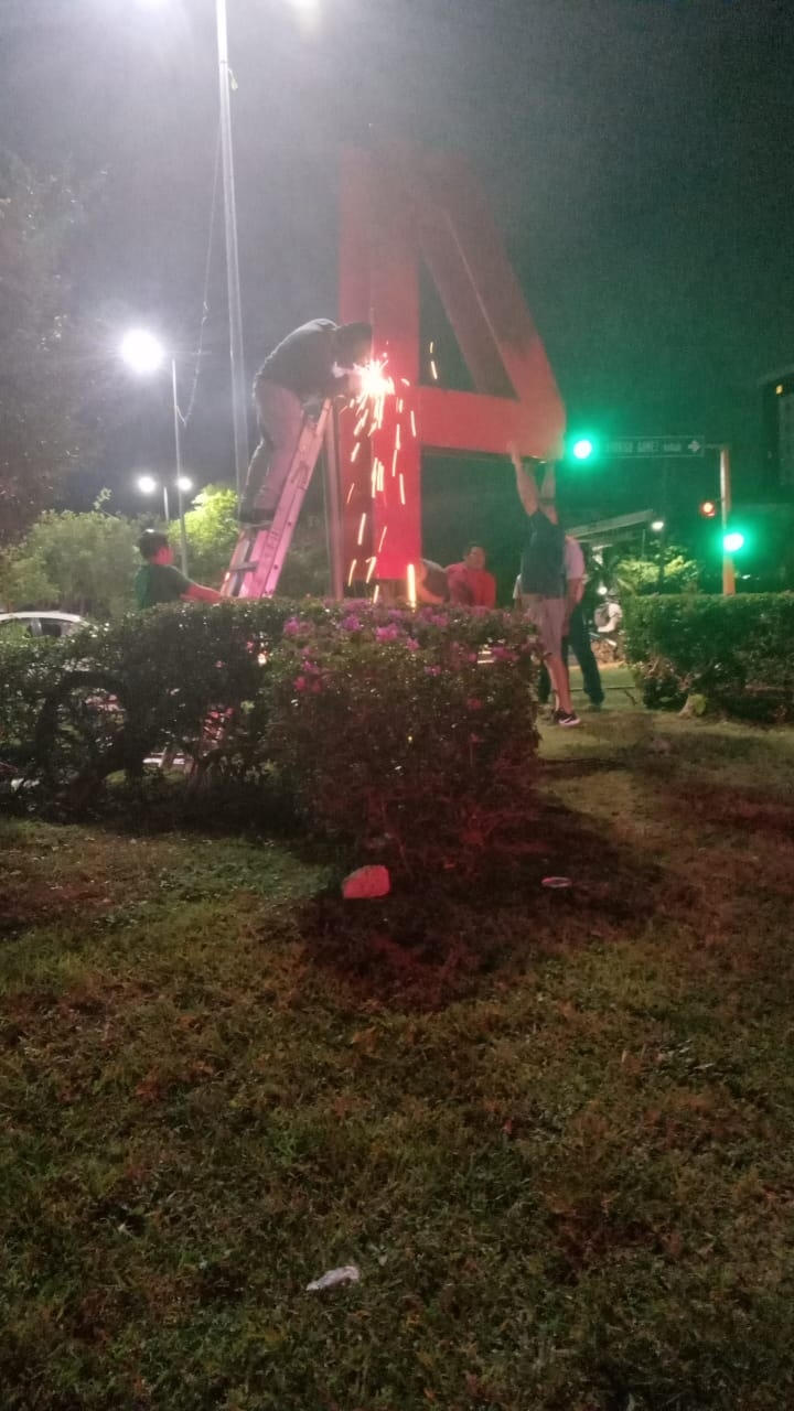 La estructura fue de vuelta a su lugar, aproximadamente a las 23:45 horas de ayer