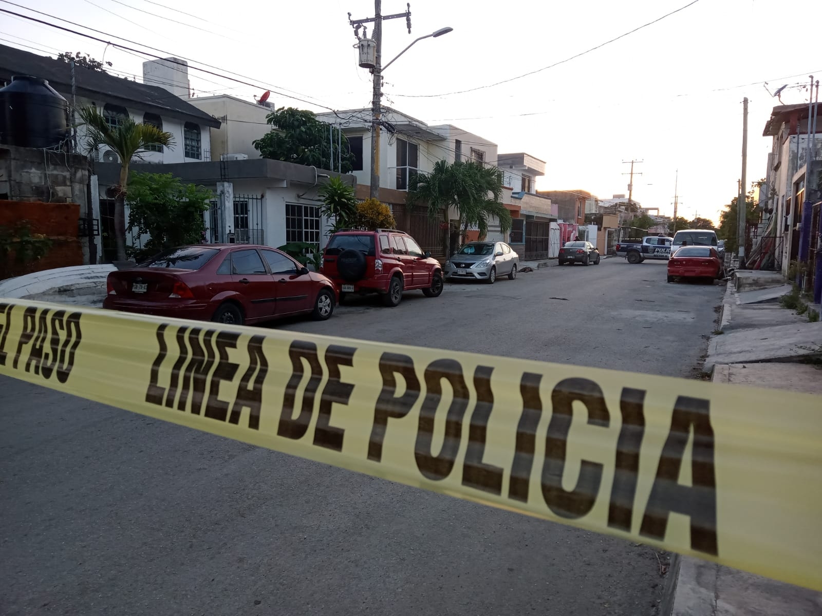 Vecinos de la calle 38, en la Supermanzana 516, llamaron al número de emergencias 911, para reportar que había un cuerpo cerca de sus viviendas