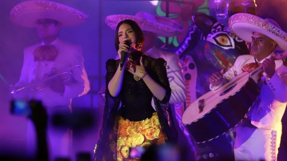 La cantante interpretó dos temas ante miles de personas en el Centro de la CDMX