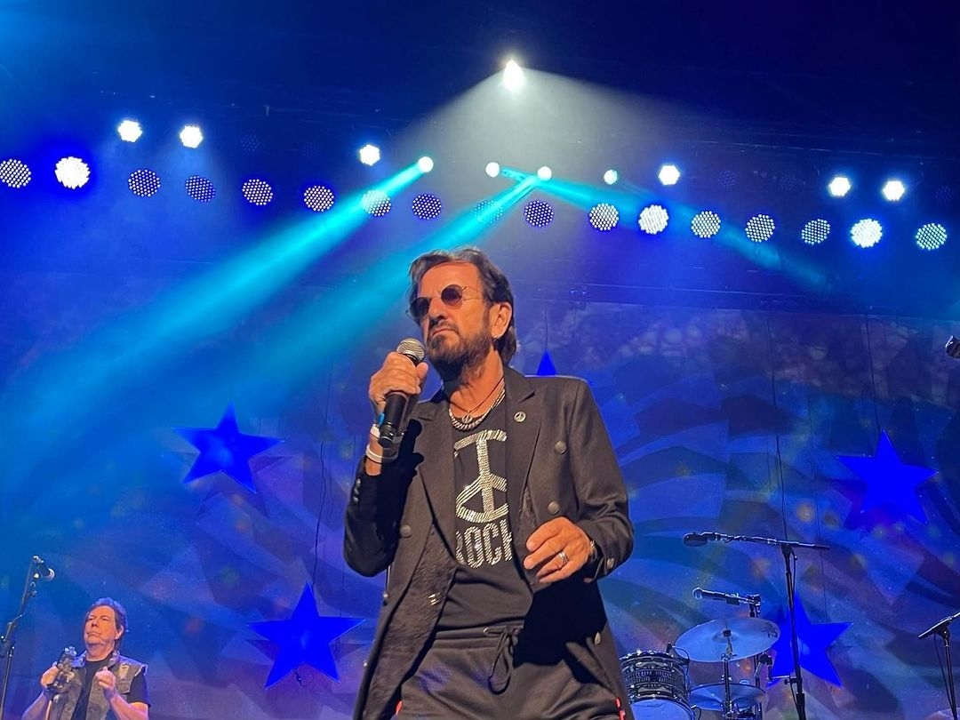 Su equipo descartó que se trate de un contagio por la covid-19. Foto: Instagram RingoStarr Su equipo descartó que se trate de un contagio por la covid-19. Foto: Instagram RingoStarr