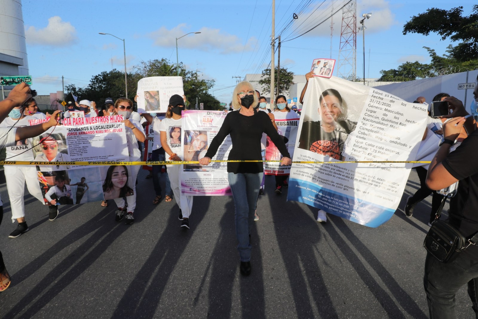 Los familiares de personas desaparecidas en Quintana Roo han declarado que la FGE Quintana Roo y su titular Óscar Montes de Oca no han presentado avances en la localización de sus seres queridos Los familiares de personas desaparecidas en Quintana Roo han declarado que la FGE Quintana Roo y su titular Óscar Montes de Oca no han presentado avances en la localización de sus seres queridos
