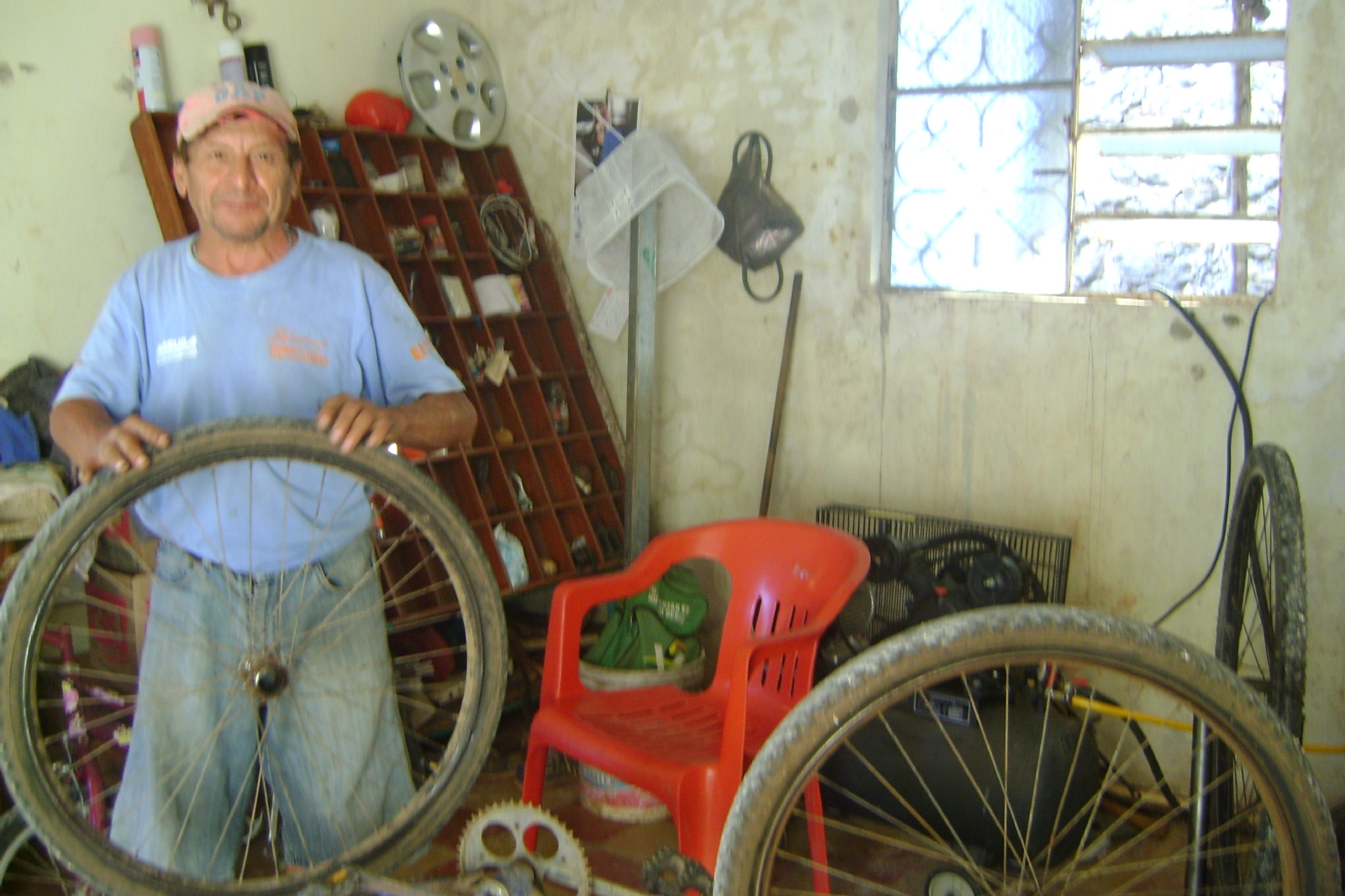 Miguel Martínez se encuentra actualmente con su viejo negocio en un taller mecánico en Peto Miguel Martínez se encuentra actualmente con su viejo negocio en un taller mecánico en Peto