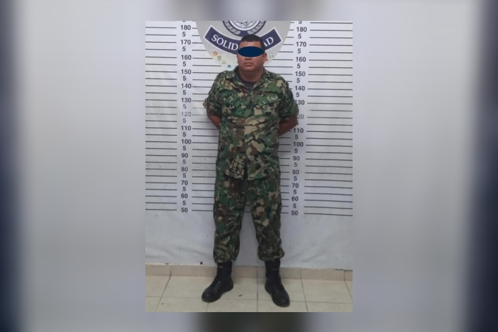 El hombre hondureño fue detenido en plena colonia Centro de Playa del Carmen, acusado de usurpación de funciones del servicio público El hombre hondureño fue detenido en plena colonia Centro de Playa del Carmen, acusado de usurpación de funciones del servicio público