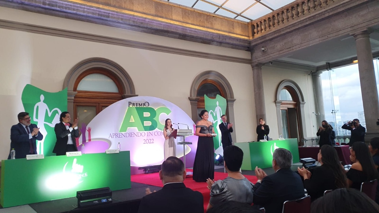 Hortencia Maricruz Peralta Santos fue reconocida con el Premio ABC, aprendiendo en comunidad Hortencia Maricruz Peralta Santos fue reconocida con el Premio ABC, aprendiendo en comunidad