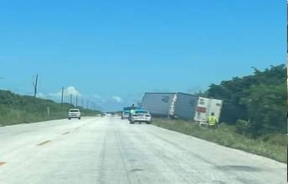 Tráiler se sale de la carretera y genera pánico en Ciudad del Carmen