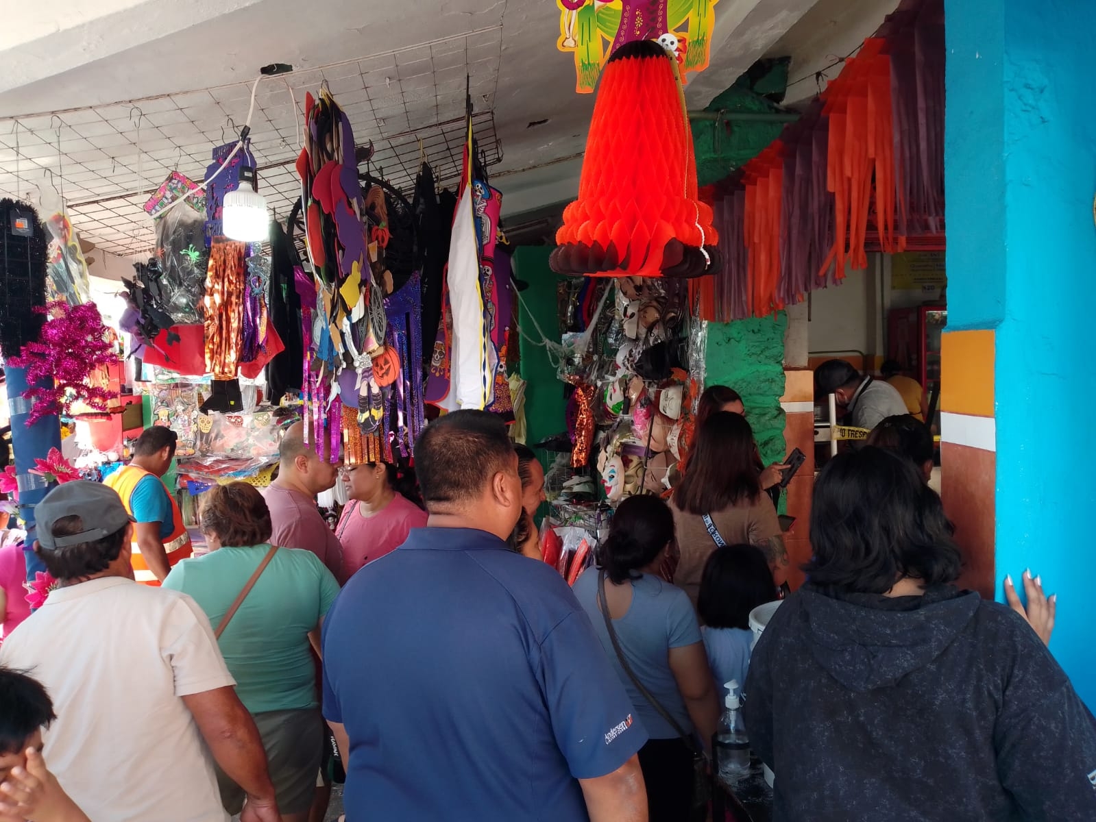 Flores, dulces, pollos y demás, son los productos que se compran en el lugar Flores, dulces, pollos y demás, son los productos que se compran en el lugar