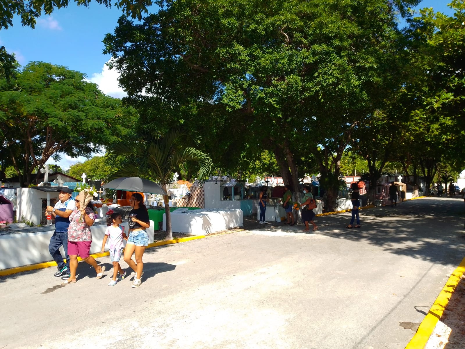 Familias aprovecharon el domingo para visitar a sus fieles difuntos como cada año Familias aprovecharon el domingo para visitar a sus fieles difuntos como cada año