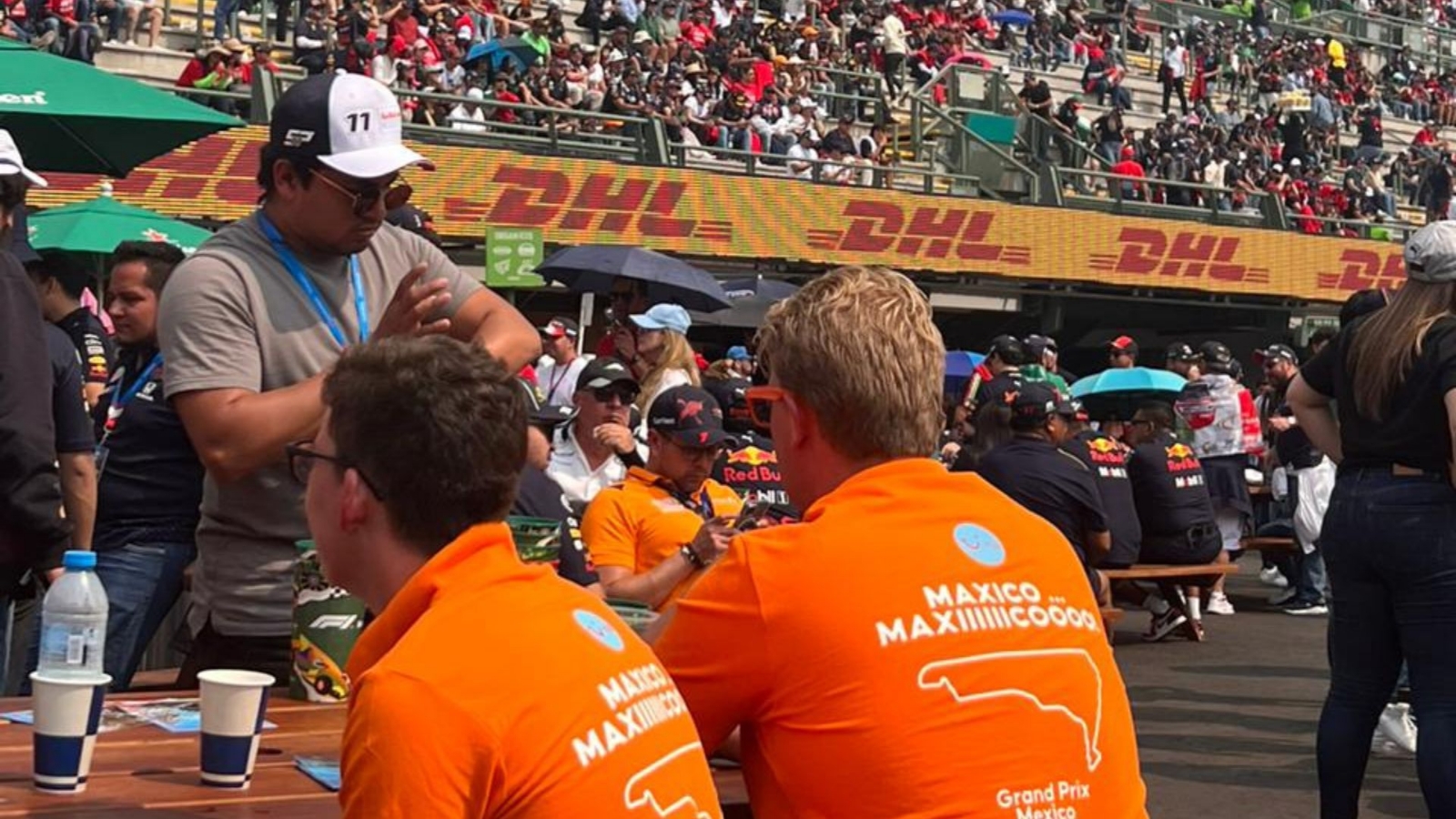 Con playera de 'Maxico', seguidores de Verstappen, apoyan a Checo Con playera de 'Maxico', seguidores de Verstappen, apoyan a Checo