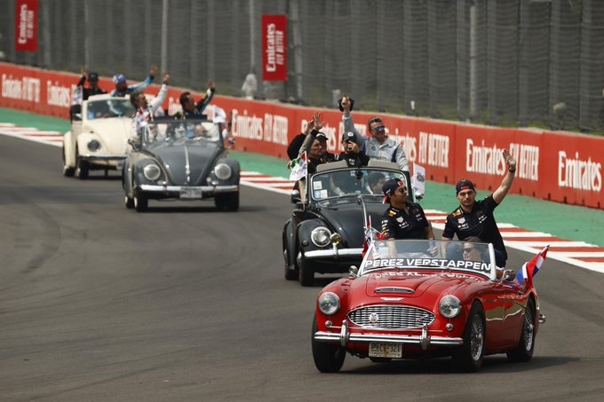 Pilotos de F1 desfilaron en el Gran Premio de México