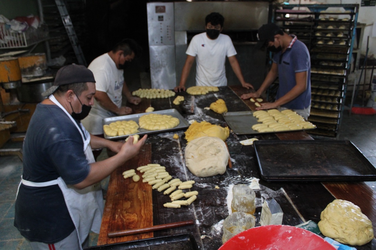 Panaderos elaboran tradicional pan de muerto