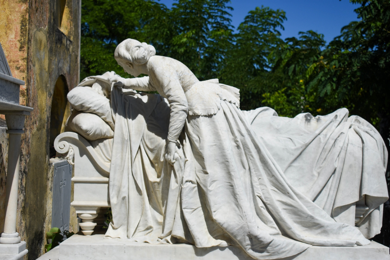 La esposa incrédula, cuya escultura de mármol muestra que ella levanta un extremo de la sábana que envuelve a su marido, para corroborar si realmente está muerto La esposa incrédula, cuya escultura de mármol muestra que ella levanta un extremo de la sábana que envuelve a su marido, para corroborar si realmente está muerto