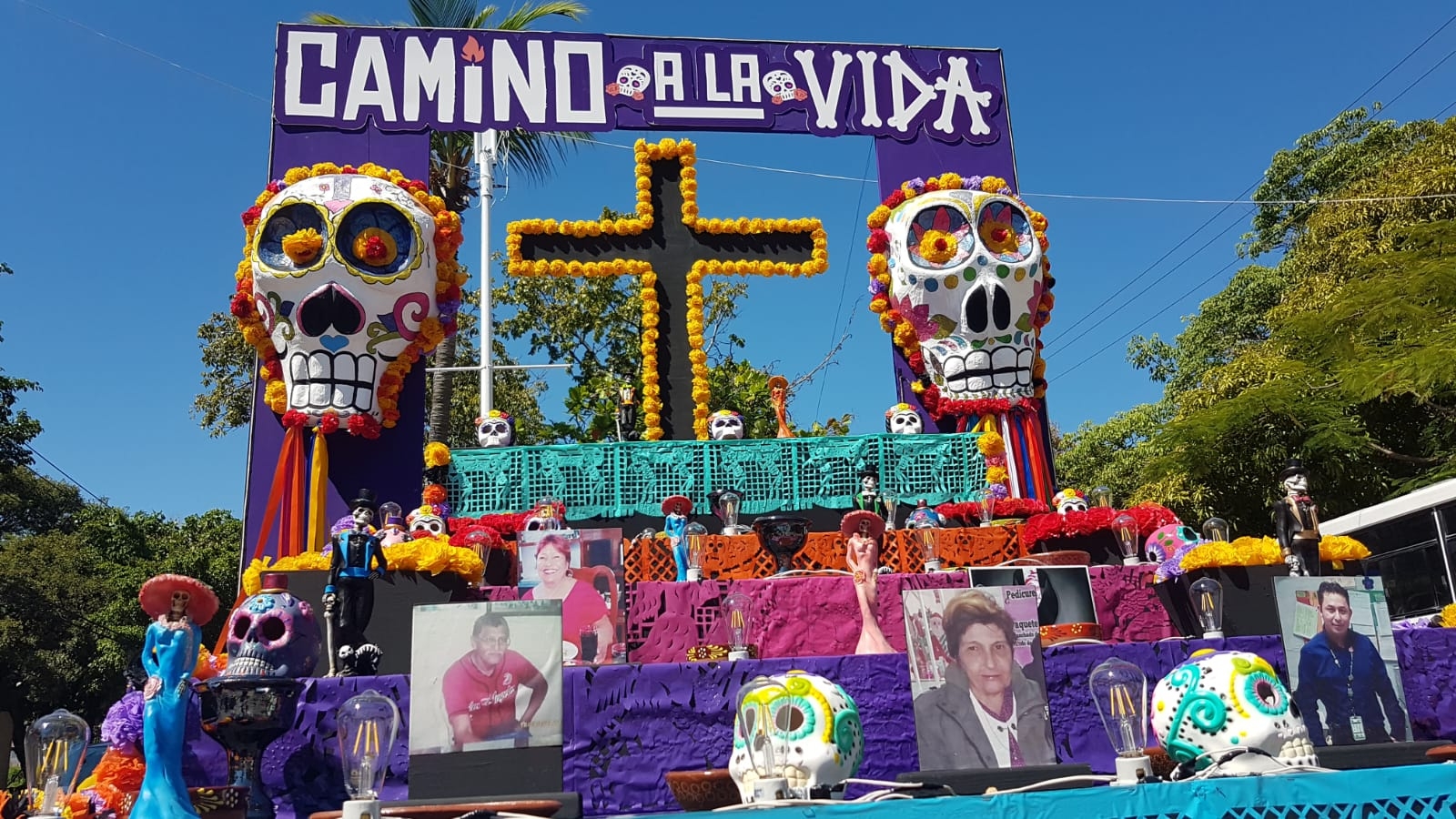 También se reporta cierres de calles en las entradas principales de los dos Panteones de la ciudad También se reporta cierres de calles en las entradas principales de los dos Panteones de la ciudad
