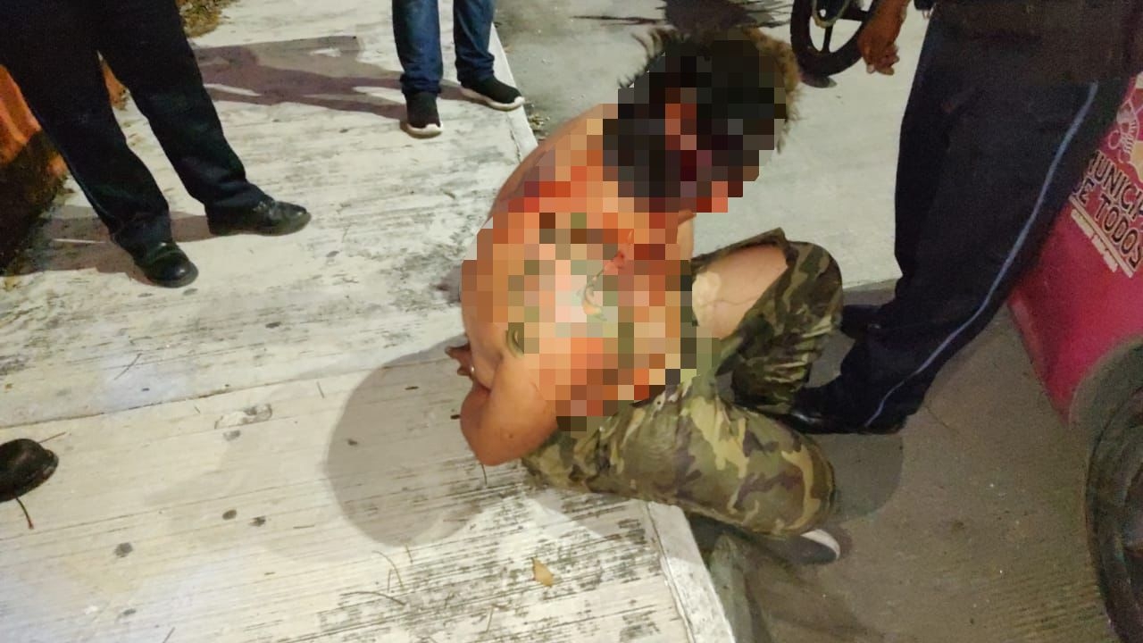 Golpean a chilango por tomarle fotos a mujeres en el baño en Ciudad del Carmen Golpean a chilango por tomarle fotos a mujeres en el baño en Ciudad del Carmen