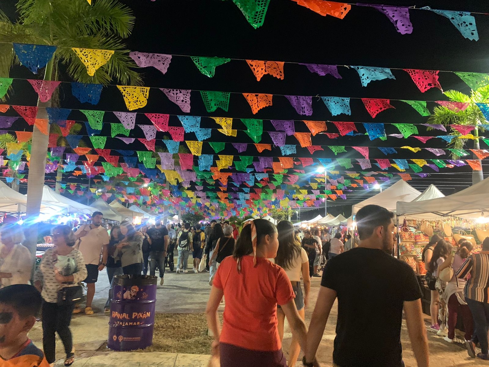 Familias enteras llegaron para disfrutar de Hanal Pixán en el malecón Tajamar