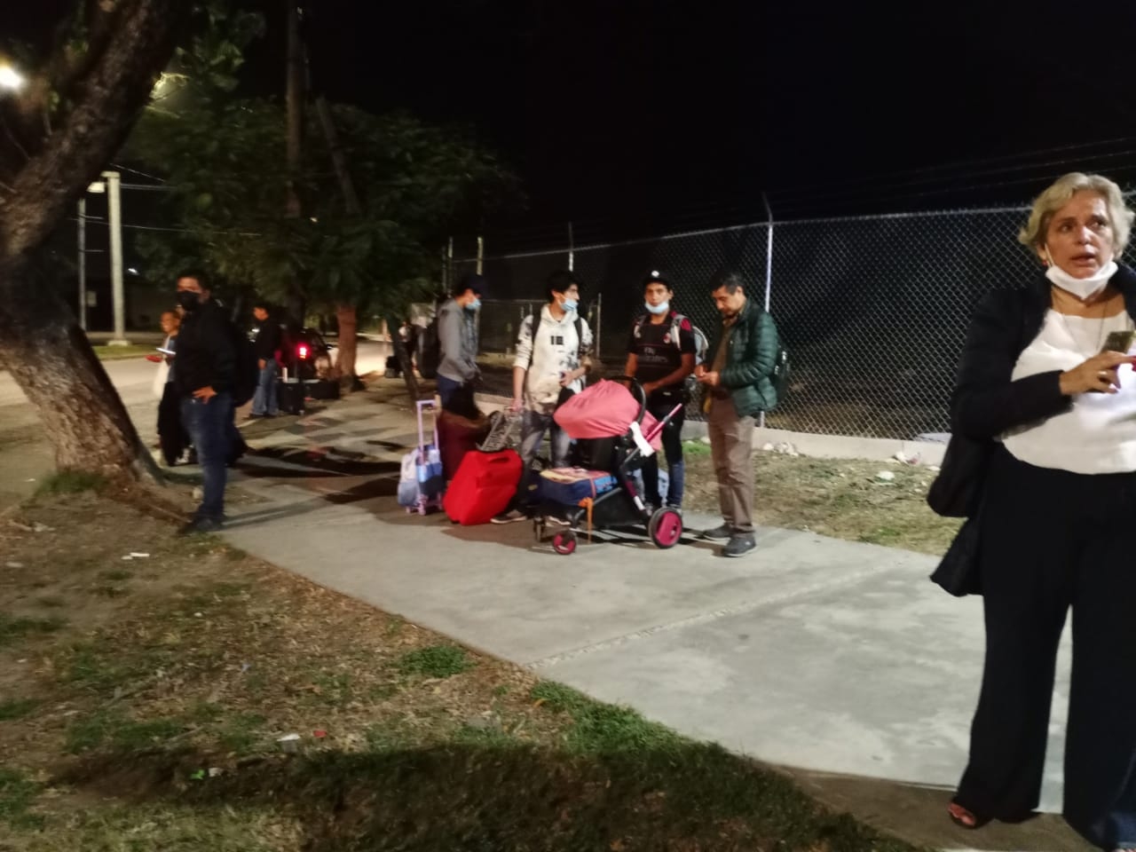 La falta de taxis obliga a los pasajeros a caminar a las avenida que se encuentra a más de un kilómetro de la terminal