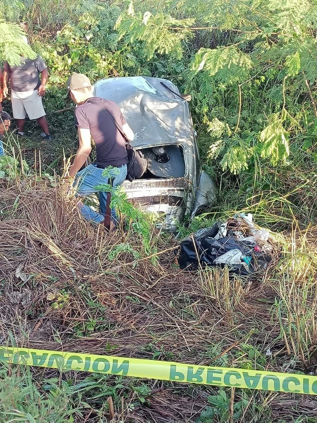 El accidente ocurrió a las 06:00 horas, cuando transitaba a bordo del vehículo compacto tipo sedán, sobre la carretera 188, tramo la Joya y San Pedro, Champotón El accidente ocurrió a las 06:00 horas, cuando transitaba a bordo del vehículo compacto tipo sedán, sobre la carretera 188, tramo la Joya y San Pedro, Champotón