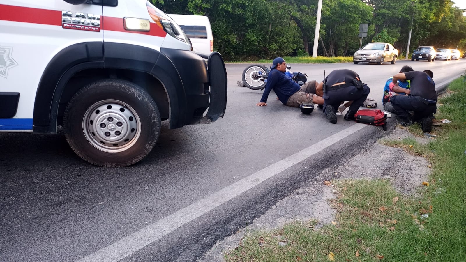 El motociclista terminó con algunas heridas y golpes tras chocar contra el pavimento