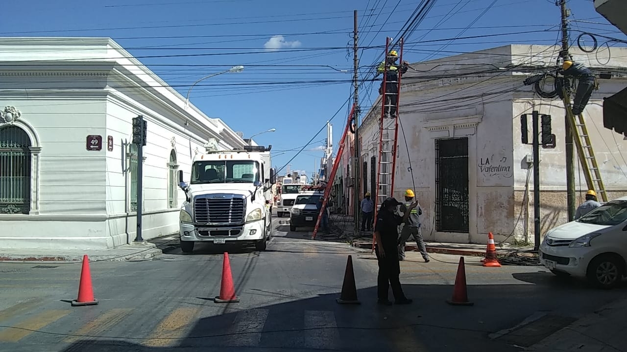 Accidente deja sin luz a varias casas del Centro de Mérida: EN VIVO