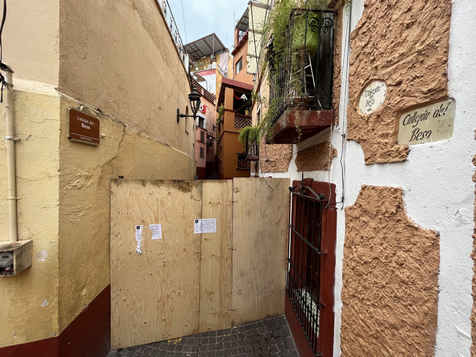 Se desconoce por cuánto tiempo permanecerá cerrado el Callejón del Beso Se desconoce por cuánto tiempo permanecerá cerrado el Callejón del Beso