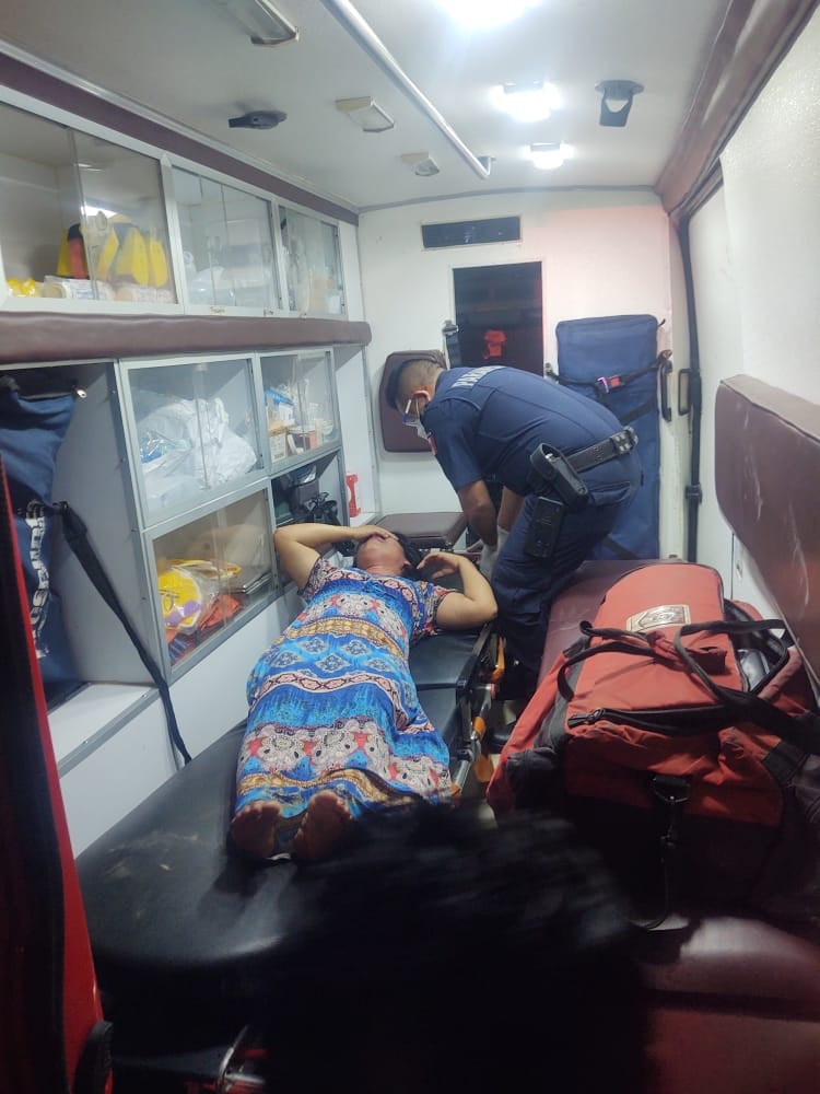 Fue llevada al hospital de emergencia para salvarle la vida Fue llevada al hospital de emergencia para salvarle la vida