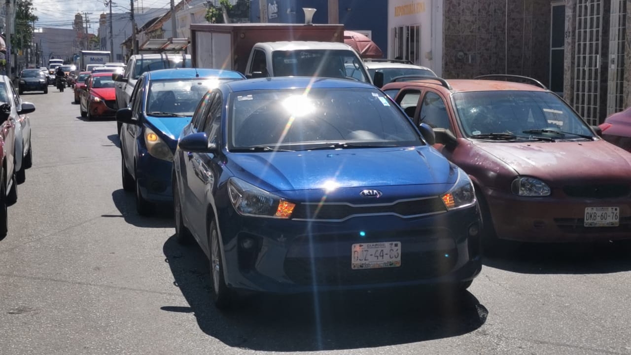 Más de 10 autos esperaban que se resolviera el accidente de tránsito