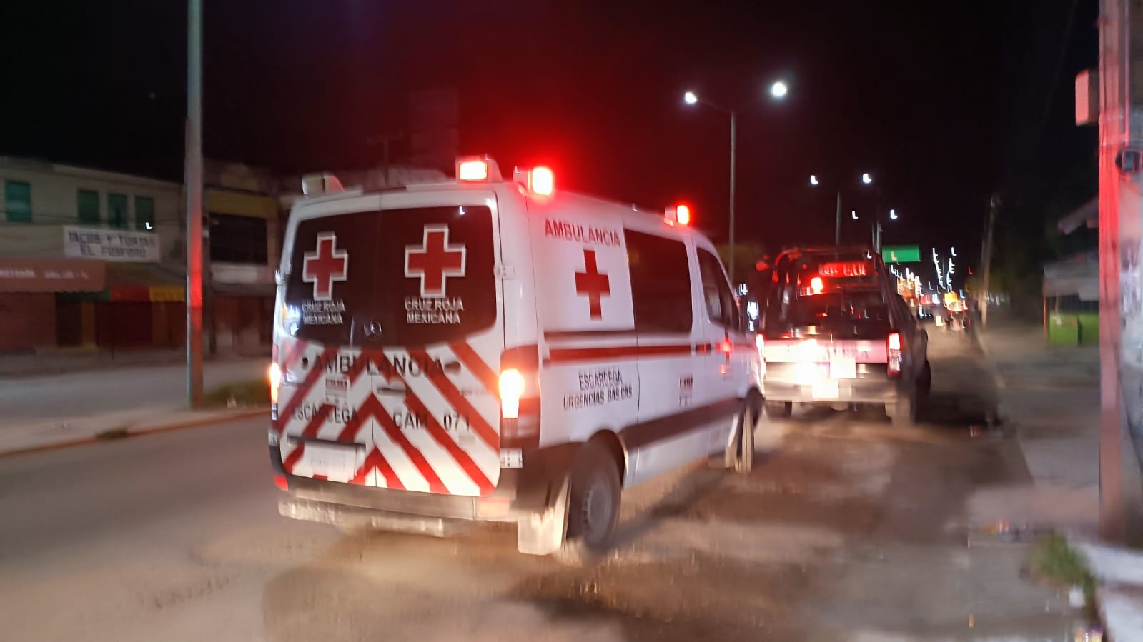 La joven fue trasladada al hospital para que sea atendida luego de sufrir una crisis nerviosa La joven fue trasladada al hospital para que sea atendida luego de sufrir una crisis nerviosa