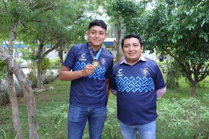 El director del Plantel indicó que es un orgullo que alumnos como Misael que estudian en este plantel estén destacando en el ámbito deportivo El director del Plantel indicó que es un orgullo que alumnos como Misael que estudian en este plantel estén destacando en el ámbito deportivo