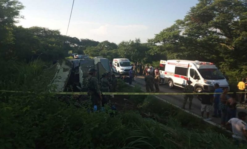 Un autobús de la Semar volcó sobre la carretera federal 2000 de Oaxaca, accidente que dejó un muerto y 17 heridos Un autobús de la Semar volcó sobre la carretera federal 2000 de Oaxaca, accidente que dejó un muerto y 17 heridos