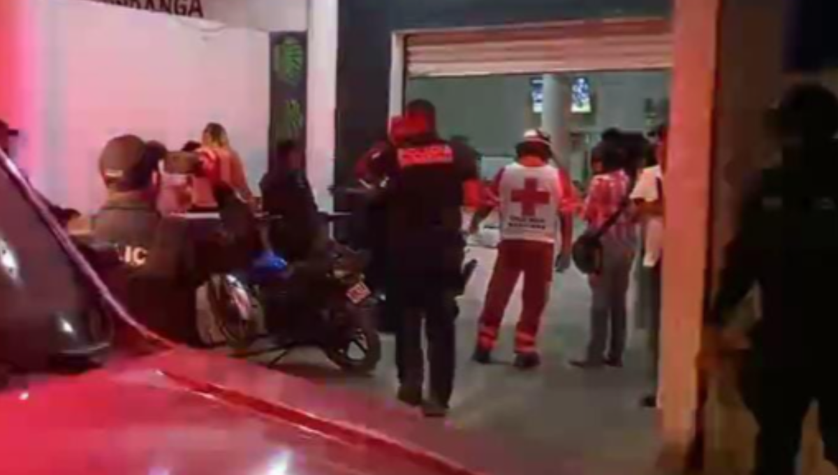 Presuntos taxistas ejecutan a un hombre al interior de un bar en Tulum Presuntos taxistas ejecutan a un hombre al interior de un bar en Tulum