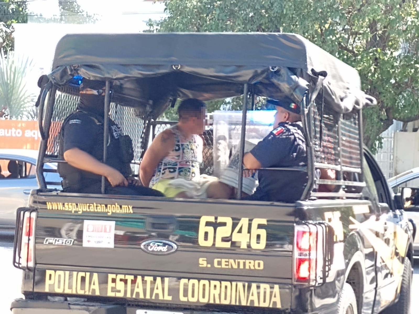 En la huida los sujetos abandonaron una camioneta y una motocicleta, se reportó