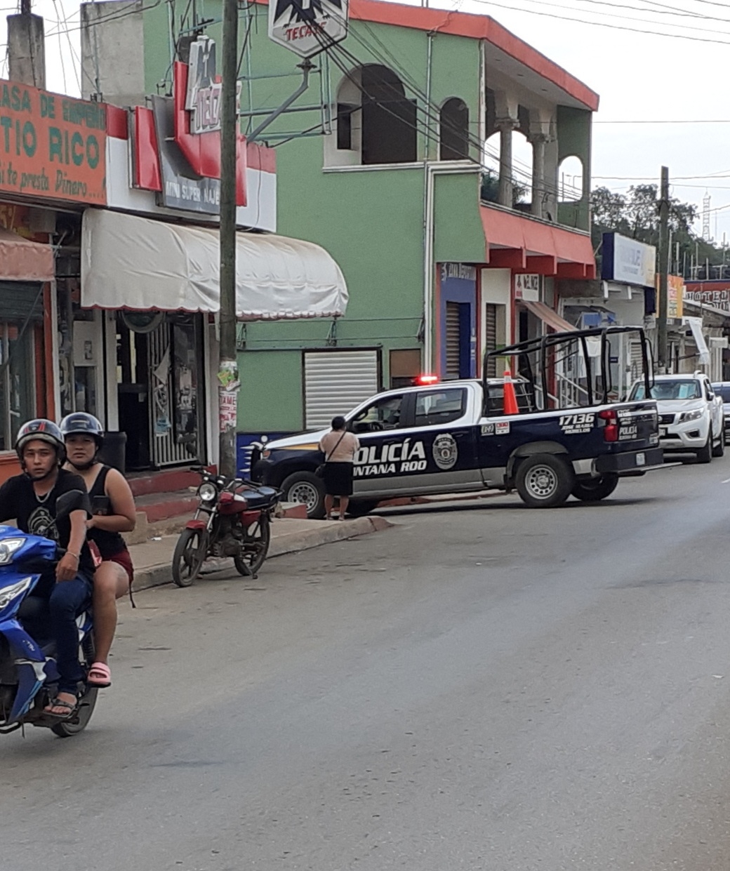 Policías se hicieron cargo del hombre Policías se hicieron cargo del hombre