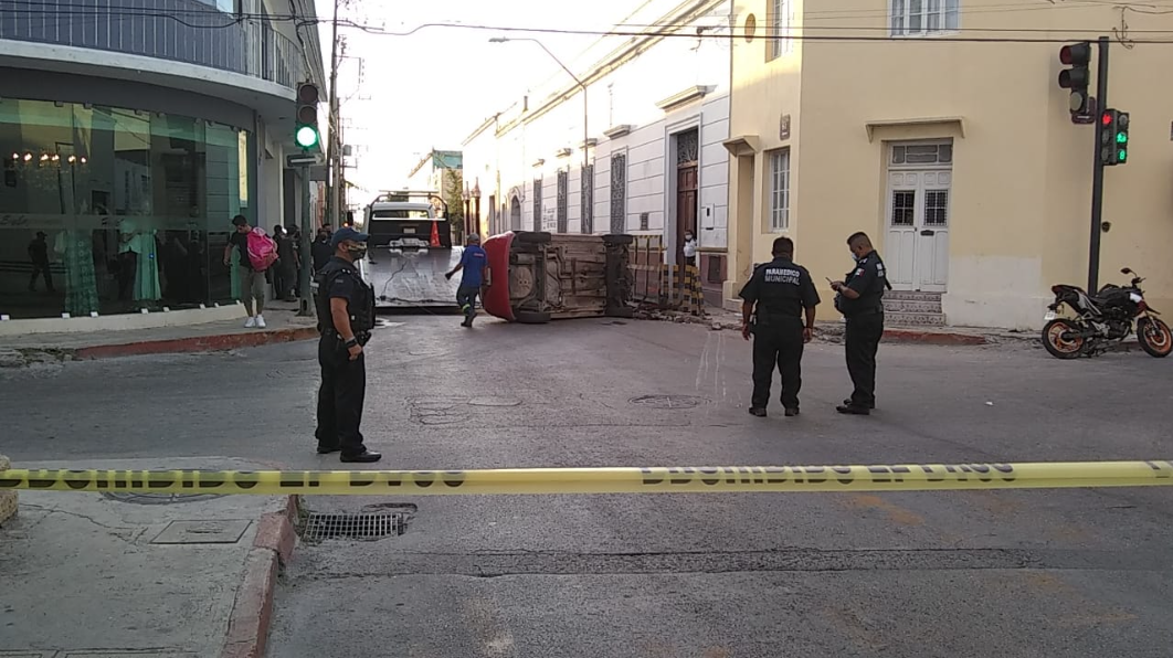 Dos lesionados al ser impactada la motocicleta en la que circulaban sobre la calle 68 del centro de Mérida, Yucatán Dos lesionados al ser impactada la motocicleta en la que circulaban sobre la calle 68 del centro de Mérida, Yucatán