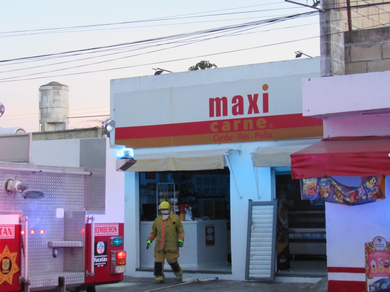 Al lugar llegaron bomberos y elementos de la SSP Yucatán Al lugar llegaron bomberos y elementos de la SSP Yucatán
