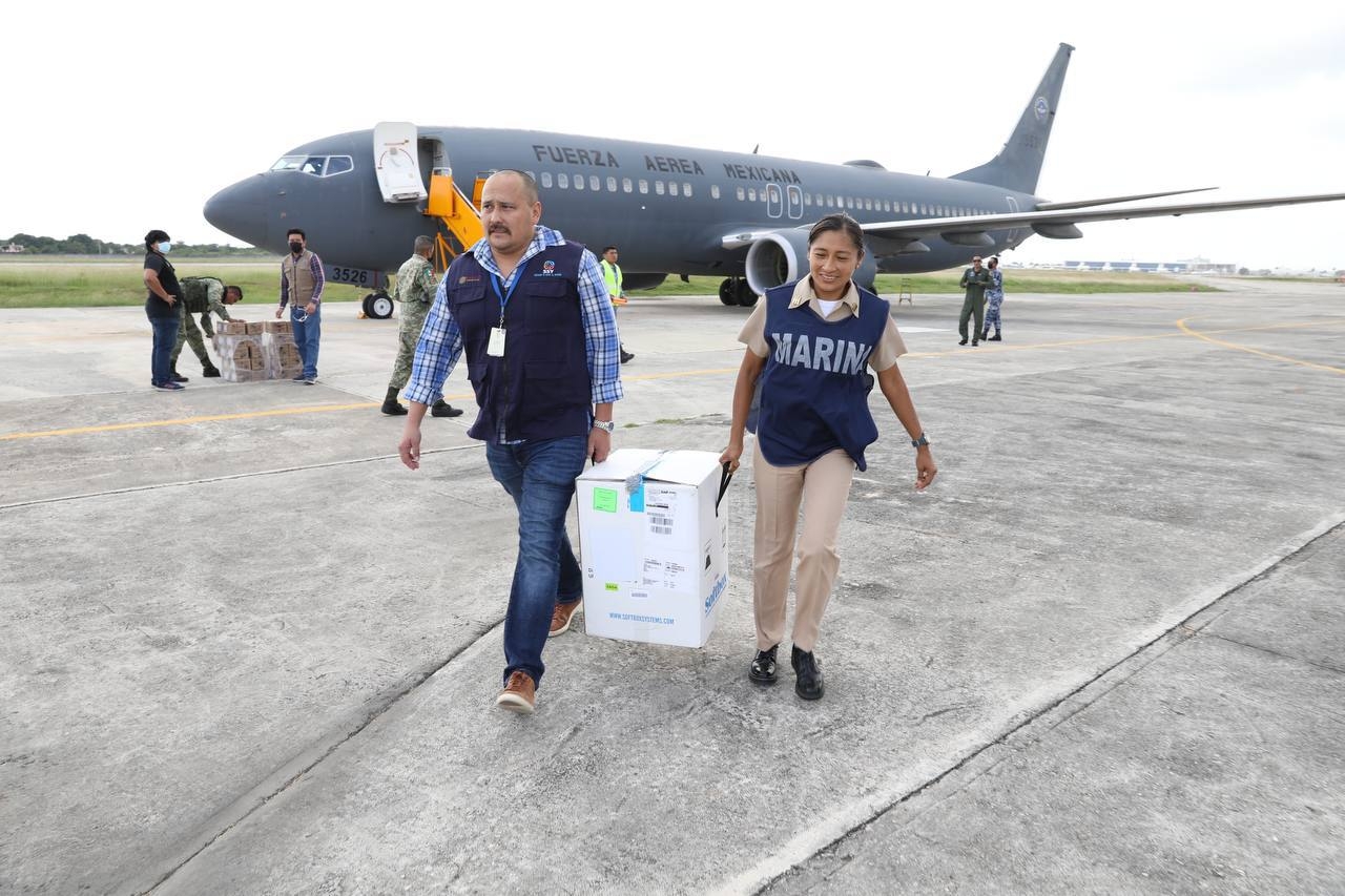 Las dosis llegaron a la Base Aérea Militar (BAM) Número 8 a las 13:32 horas de este domingo